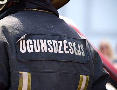 Būvgružu ugunsgrēks Rumbulā lokalizēts, bet dzēšana turpinās