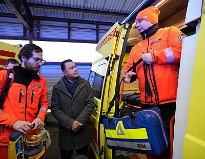 Mediķu arodbiedrība iebilst pret izdienas pensionēšanās prasību paaugstināšanu NMPD darbiniekiem