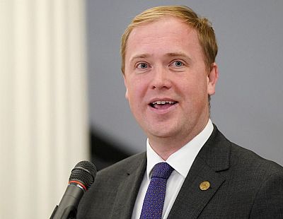 Сколько латвийцы переплачивают за топливо? Министерство посчитало до цента