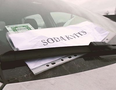 Очень дорогая фотография: в Огре полиция оштрафовала перевозимую на трейлере машину