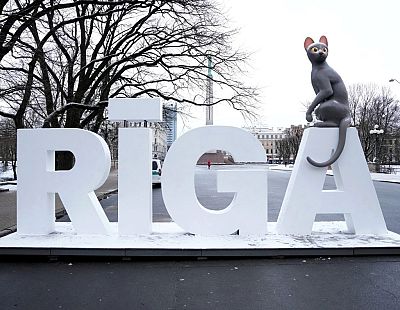 Рига рубит уличную рекламу: флаги — под запрет, витрины — по образцу