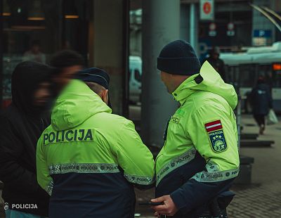 Полиция задержала машину без номеров: за рулем оказалось «живое существо»