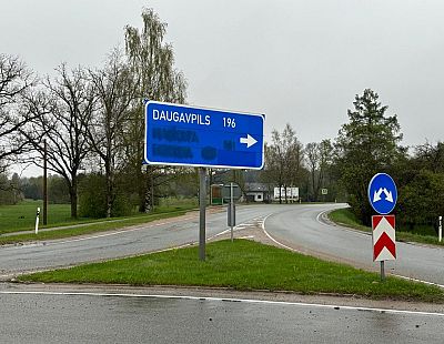 Направление на Москву «таинственным образом» исчезло с дорожного знака: вандализм или протест?