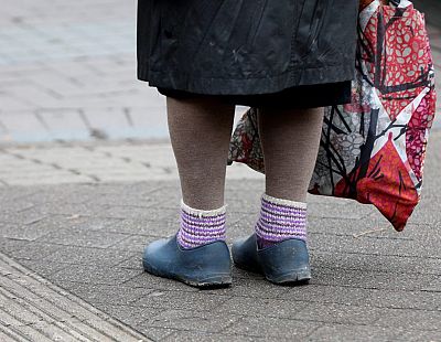 Одни дома: социальная помощь для одиноких стариков — кому и что положено