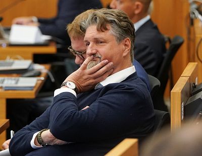 «Пенсия по выгоранию?» Депутат Стендзениекс интересуется, откуда пенсия у депутата Шуваева