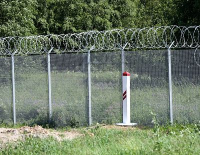Auto ar viltotu Latvijas armijas numurzīmi atklāj 11 nelegālos migrantus un viņu pārvadātāju