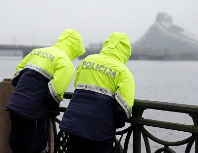 С Каменного моста в Даугаву прыгнул человек