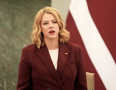 Jāstiprina latviešu valoda sabiedriskajā medijā, pēc ST sprieduma spriež Siliņa