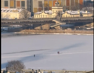 «Открылась пешеходная дорога?» Даугаву в центре Риги уже переходят по льду (ВИДЕО)