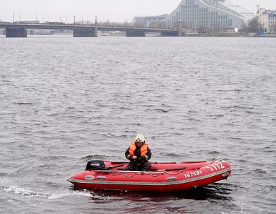 Daugavas apkārtnē turpina meklēt, iespējams, upē no Akmens tilta iekritušu cilvēku