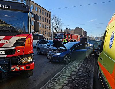 Жесткая авария в центре Риги: у машин оторваны колеса