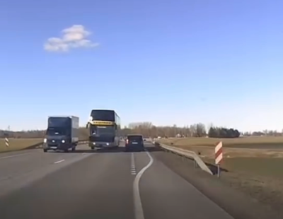 «Не дрова везёшь!» В соцсетях возмущаются опасным манёвром; чудом обошлось без ДТП (ВИДЕО)