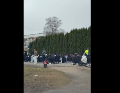 Прямо посреди Плявниеков?! Очевидцы засняли толпу молящихся мусульман