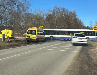 Столкнулись городской автобус и легковушка: ДТП в Риге (ВИДЕО)