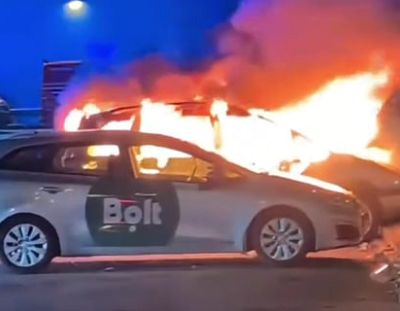 Огненный шар охватил машину: пожар у торгового центра в Пурвциемсе (ВИДЕО)