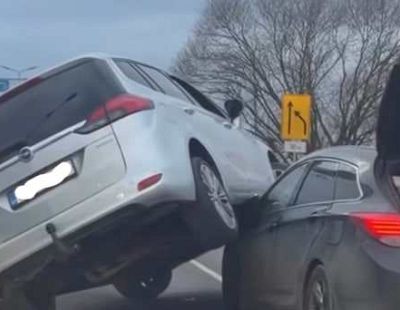 Подмял под себя: движение в Плявниеки затруднено из-за аварии (ВИДЕО)