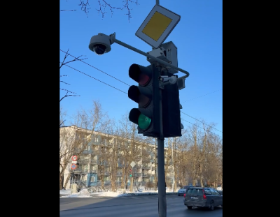 Светофор-ловушка в центре Риги? Полиция разъясняет нюансы (ВИДЕО)