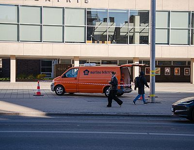 Хайп на негативе: взломанный бусик пекарни в центре Риги оказался пиар-акцией