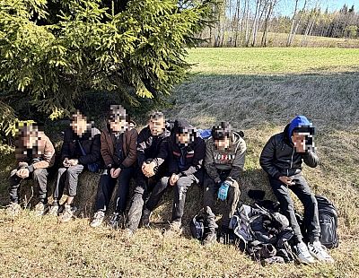 Лезут и лезут! За пять дней границу Латвии пытались прорвать 356 мигрантов