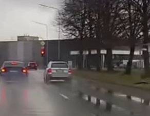 Так можно было? По встречной, в Риге, днем — на красный! (ВИДЕО)