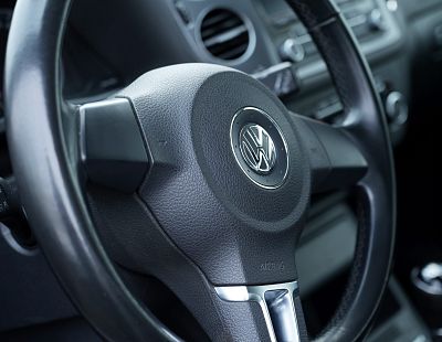 Пьяная мать врезалась на машине в дерево: трехлетний ребенок получил травмы