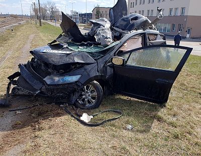 Daugavpilī uz dzelzceļa pārbrauktuves auto pakļūst zem vilciena