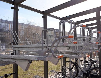 Velobraucēju kritizētās divstāvīgās velonovietnes Rīgas pašvaldībai izmaksājušas vismaz 300 000 eiro