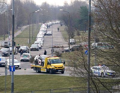 Rīgā vairāki simti taksometru vadītāju devušies protesta braucienā pret «Bolt» īstenoto politiku