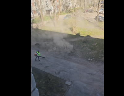 А дышать чем?! Как в спальном районе Риги двор от пыли убирали. ВИДЕО