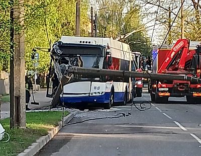 «Троллейбус не ждите»: в Кенгарагсе тяжелая авария, повален бетонный столб