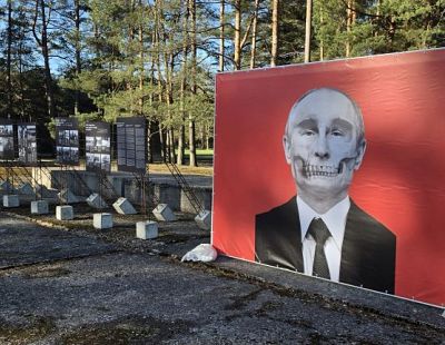 А с NKMP согласовали? Нет? Так это штраф! Политик выясняет детали установки плаката с Путиным у Саласпилского мемориала