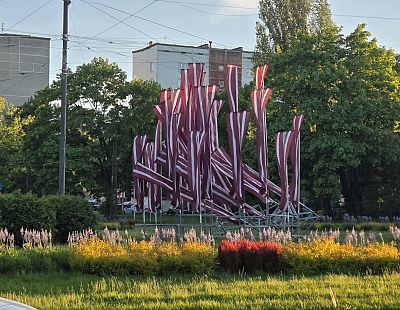 Ceturtdien gaidāmas gandrīz tikpat stipras vēja brāzmas kā trešdien