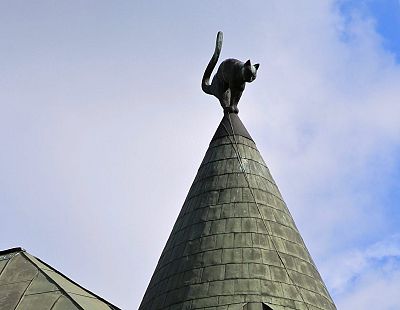 Легендарный «Кошкин дом» в Риге обновят: котам сделают новую крышу