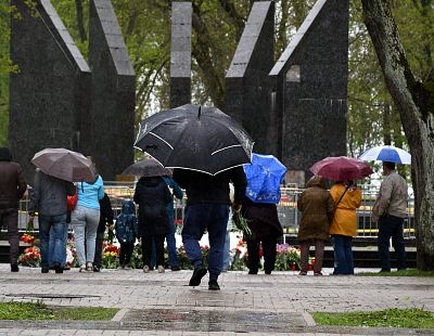 9 мая в Латвии: к могилам погибших воинов и мемориалу в Саласпилсе несут цветы (ФОТО)