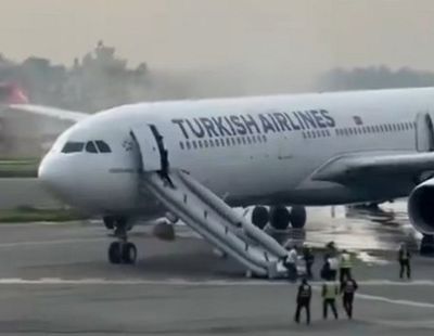 Загорелся! Но чуть-чуть… Из самолёта Turkish Airlines эвакуировали пассажиров (ВИДЕО)