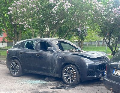 «Вряд ли это поджог»: в Ильгюциемсе сгорел внедорожник «мазерати»