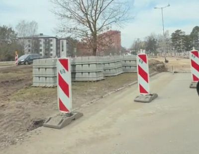 «Иманта, здесь вообще кто-то видел рабочих?» Водители кроют матом ремонты в Риге (ВИДЕО)