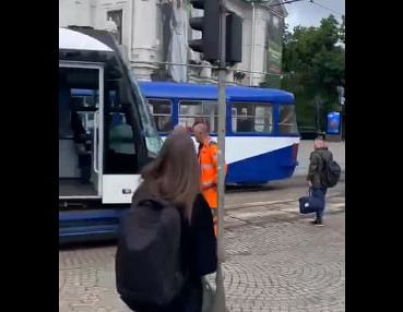 Трамваи полностью остановились: в центре Риги транспортный коллапс