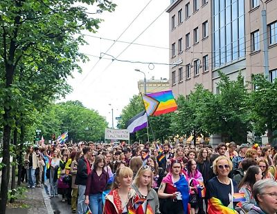 Vairāki tūkstoši cilvēku Rīgas centrā piedalās praida gājienā «Ceļš uz brīvību»