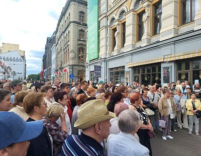 «Русский театр закрыть не позволим»: в центре Риги протест против Минкульта (ФОТО)