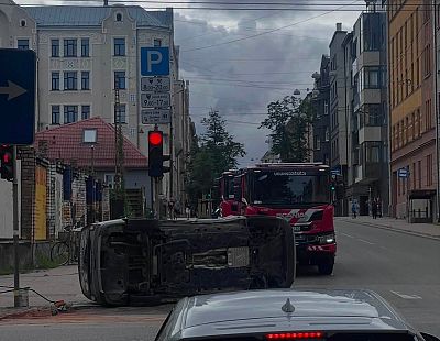 Rīgas centrā satiksmes negadījumā apgāzies auto, cietis cilvēks