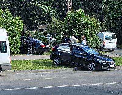 Страшно ходить по тротуарам: в Ильгюциемсе машина вылетела на пешеходную зону. ФОТО