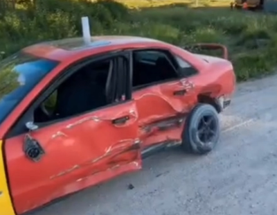 Под Алуксне автомобиль врезался в легендарный узкоколейный «Банитис». ВИДЕО