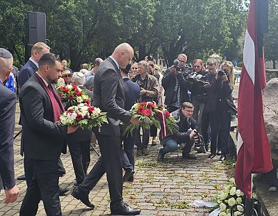 И дождь плакал: первые лица страны почтили память жертв Холокоста. ФОТО