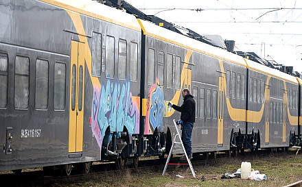 Вандалы в Риге разрисовали граффити один из новых электропоездов. ФОТО (ДОПОЛНЕНО)