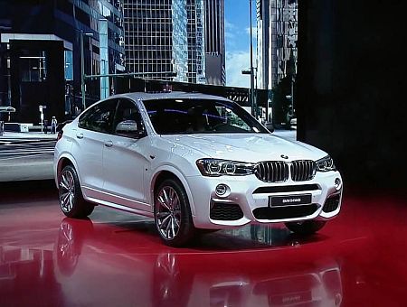 «Русские любят драму!» Припаркованную в центре Риги BMW украсили нецензурными надписями (18+). ФОТО