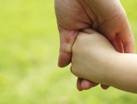 Помощь семьям с детьми увеличили: список изменений в пособиях