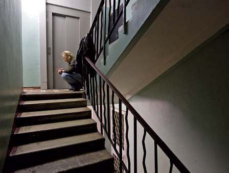 Истек кровью на лестнице: трагическая смерть в подъезде многоэтажки в Риге