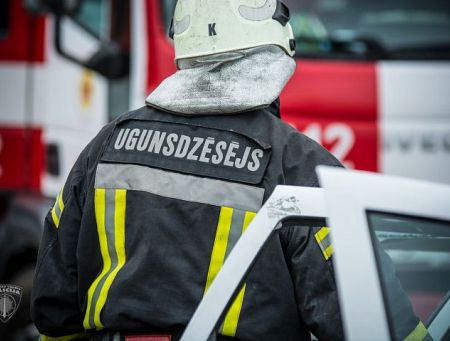 В центре Риги в жилом доме вспыхнул пожар: движение затруднено