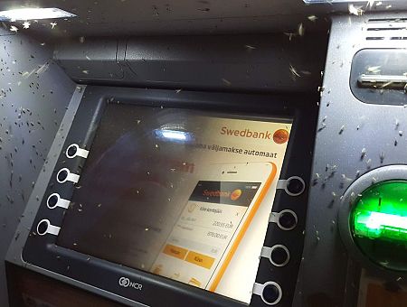 У клиентов банка проблемы: их карты не принимаются. Что делать?